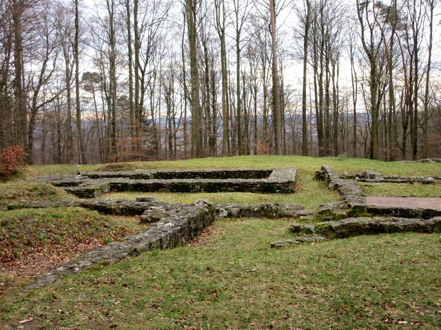 Auf der Via Sancti Martini, einem Pilgerweg von Ungarn ( Szombathely) bis Frankreich (Tours), kommt man auch am ehemaligen Nonnenkloster St. Trinitatis der Augustinerinnen vorbei.