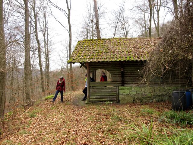 Bromberghütte, noch etwas unterhalb des Baiselberg, aber sehr idyllisch mitten im Wald gelegen. Es handelt sich um eine Jagdhütte des Forstamtes, aber man darf dort rasten.