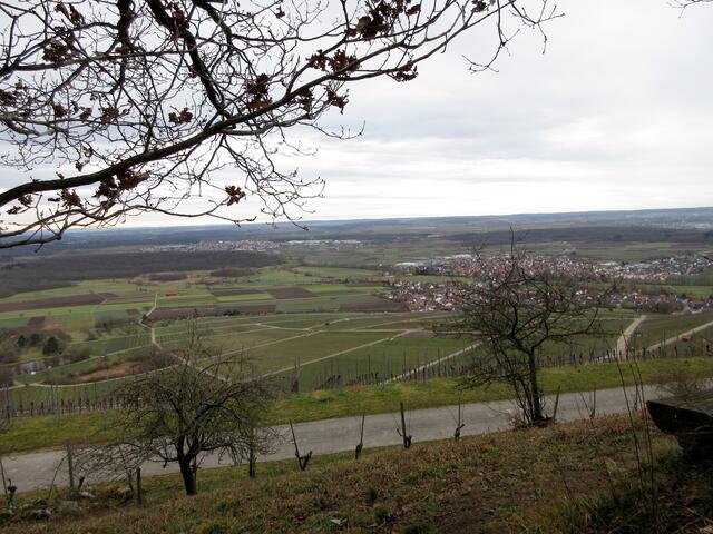 Erster Ausblick am dem Panorama Weg am Klosterberg. Noch sind die Wolken vorherrschend.