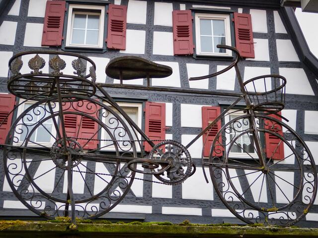 Schmiedekunst vor der "Kleinen Radlerherberge"