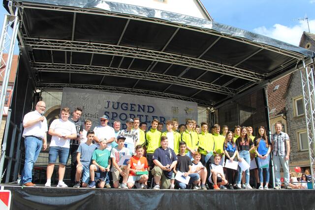 Jugendsportlerehrung in Neuenstadt am Marktplatz