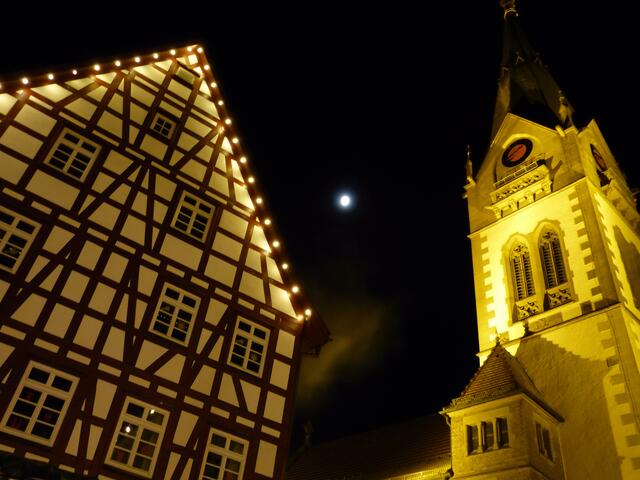 Altstadt mit Mond bei Nacht