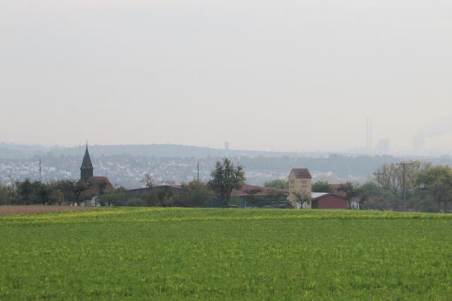 Blick von den Feldern vorbei an der Marienkapelle Buchhof, Richtung Oedheim und Heilbronn