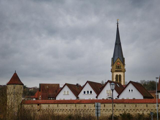 Stadtmauer und ev. Kirche