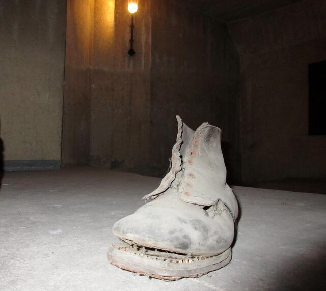 Dieser Schuh wurde gefunden, er ist also wohl noch aus den Kriegsjahren. Verwunderlich ist auch, dass der Bunker während des Aufbaus als "Hotel" also Unterkunft für Durchreisende und Flüchtlinge diente.