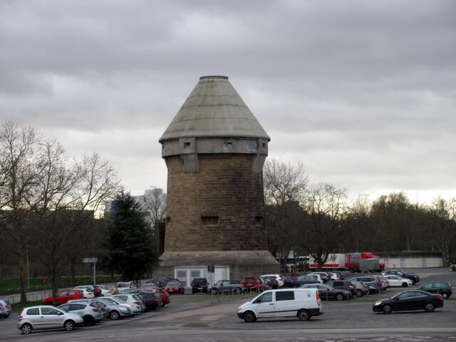 Zuerst ging es am Turm vorbei hinüber zum Kastell. Es gibt nur eine Reihe "Fenster" wo geringes Tageslicht hinein kam. Oben ist der "Wehrgang" zu erkennen, bevor es dann nach oben hin noch enger wird. Oben stand die Flak (Flugabwehrkanone), direkt darunter der Wachraum für die Flak-Besatzung. Der Hochbunker in Heilbronn ist dadurch besonders, dass er mit Sandstein aus dem Heilbronner Steinbruch verkleidet ist, der 1940 noch abgebaut wurde. Dieser wurde auch beim Luftangriff auf Heilbronn nicht beschädigt.