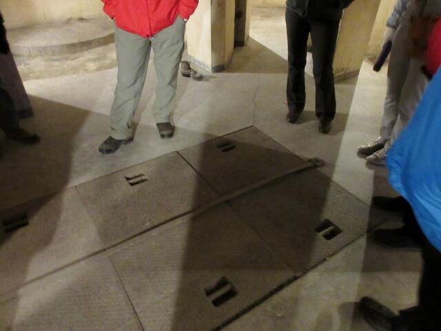 Der neue Eingang führt auf der ursprünlichen Ebene in den Turm. Früher ging es über einen Steg vom Schlachthof herüber in den Bunker. Man befindet sich dann gleich über dem Lager- und Maschinenraum. Für Besucher ist der Abstieg verboten.