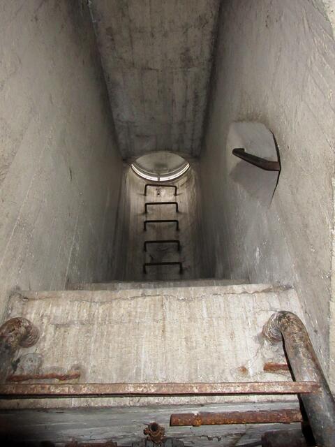 Aus dem Wachraum hinauf zur Luke auf dem Dach.