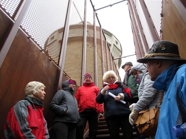 Die Gruppe nach der Führung im windgeschützten neuen Aufgang mit einer interessanten Perspektive zum Turm.