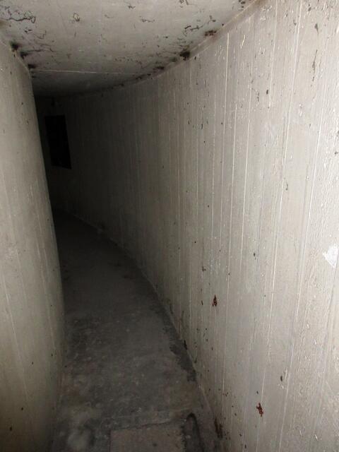 Noch enger und niedriger geht es in den Wehrgang.