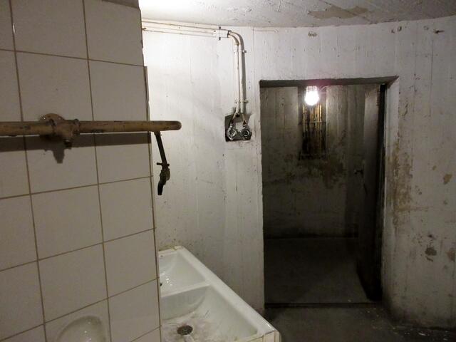 4 Waschbecken in den Mannschaftsräumen.