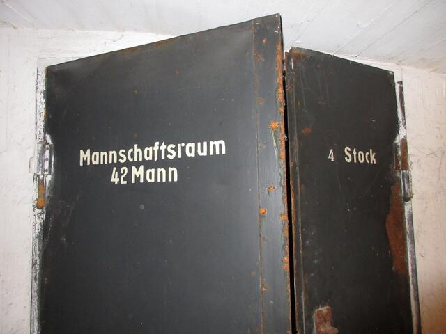 Es gibt im Turm unglaubliche 5 solche Räume. Während des Luftangriffs sollen ca. 1000 Personen dort Schutz gefunden haben. Man kann und will es sich nicht vorstellen.