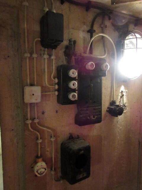 Frau Süßenbach berichtete, dass die Elektrik vollständig erneuert wurde, zur Sicherheit der Besucher. Trotzdem betritt man den Turm auf eigene Gefahr. Die Decken sind sehr niedrig.