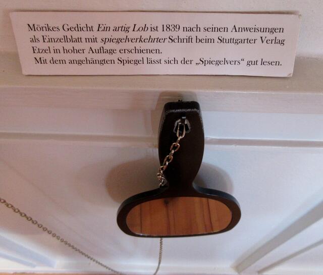 Dieser Spiegel hängt im Mörikemuseum, da man sein Gedicht nur als Spiegelbild lesen kann, oder hier: http://www.deutsche-liebeslyrik.de/morike.htm#g19