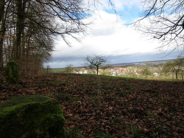 Der Löffelstein... heißt so, wie man hier am Waldrand erkennen kann, weil oben ein Löffel eingemeißelt wurde.