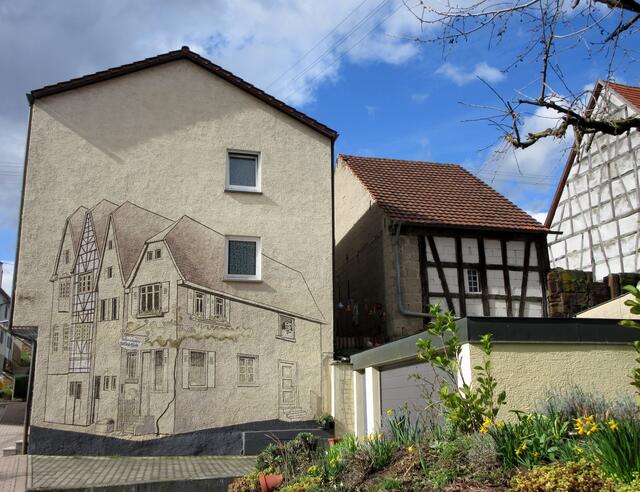 Kunst am Bau... das Gebäude wird im Museum mehrfach erwähnt, es beheimatete früher die Gaststätte "Adler", direkt gegenüber des Pfarrhauses. Die Wirtin war Mörike sehr verbunden.