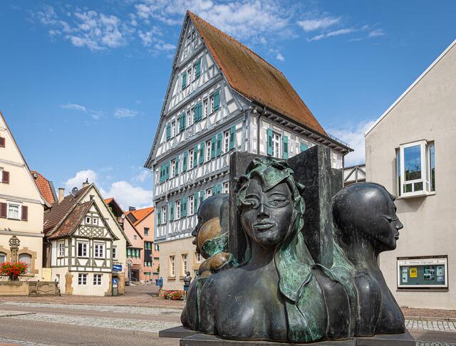 Bronzeplastik  "Vier Jahreszeiten" von Ursula Stock vorm Rathaus in Güglingen