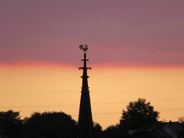 Kirchturmspitze beim Sonnenuntergang