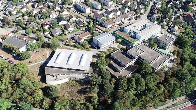 KOMPAKT: Bildung+Bewegung in Möckmühl! Blick auf das Schulzentrum mit Gymnasium, Real- und Werkrealschule. Nebenan die Jagsttalhalle, die Sporthalle und das Hallenbad. Sportplätze und Laufbahnen sind noch rechts unten zu erkennen...
