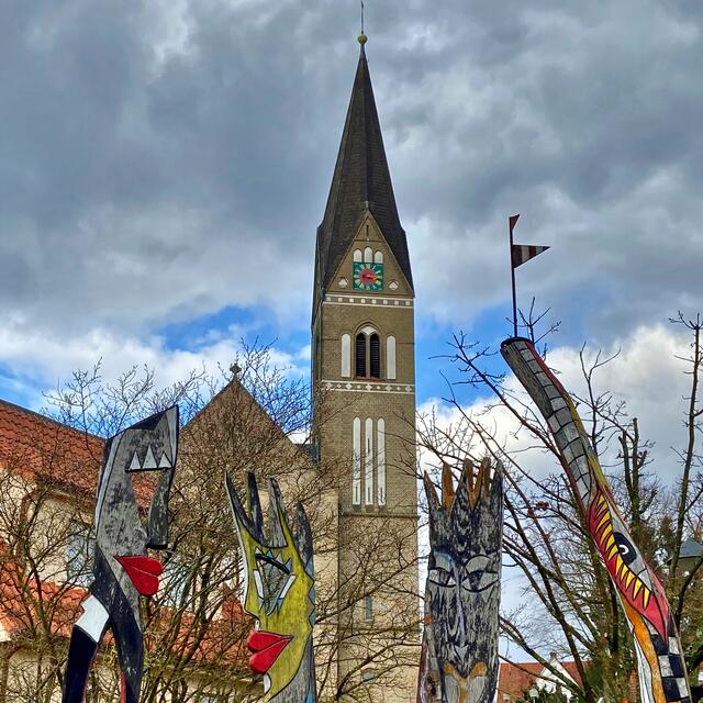 St. Kilian; Holzstehlen umrahmen die Kirche