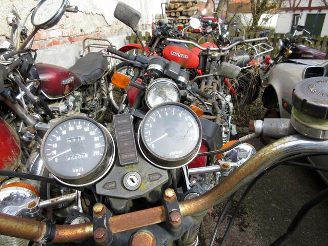 Gleich hinter der Kirche - ein Motorrad-Friedhof?
