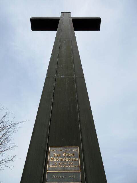 Beeindruckend. Das Ostlandkreuz - Wahrzeichen von Geislingen - ist 22,7 m hoch und wiegt 8,5 Tonnen. Die Spannweite beträgt 7,5 m.