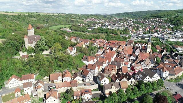 Blick hinweg über den Schlossberg und die Möckmühler Altstadt das Jagsttal aufwärts.
