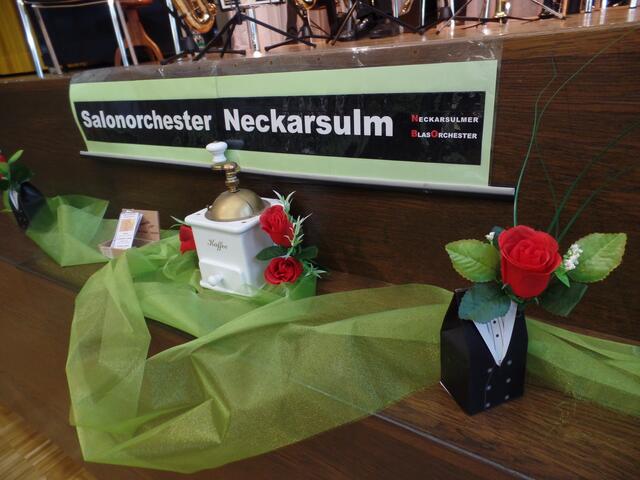 Eine gelungende Dekoration sorgt für stimmungsvolles Flair beim 11. Kaffeehausnachmittag des Neckarsulmer Salonorchesters.