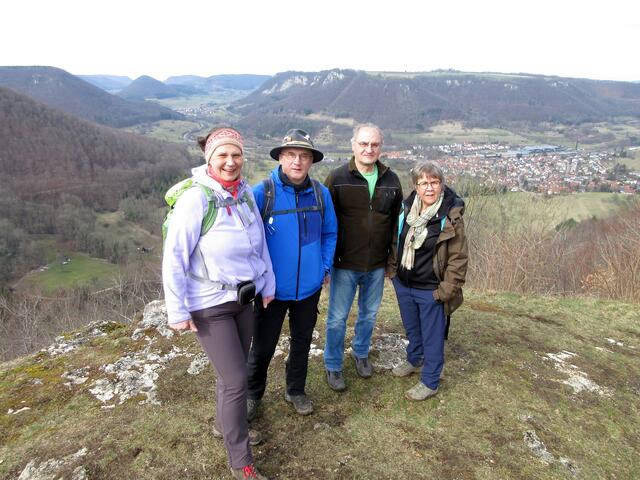Am Burgstall in Türkheim traf die Gruppe eine junge Familie. Es ist immer schön von Einheimischen direkt Tipps zu bekommen.