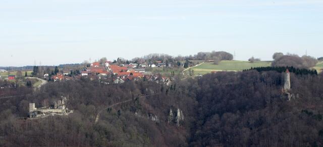 Die Burg Helfenstein und der Ödenturm https://meine.stimme.de/heilbronn/kultur-freizeit/goldener-herbst-ueber-der-geislinger-steige-sonntag-16102016-d13458.html hatten wir bei einer anderen Wanderung kennen gelernt. Nun bot sich von der Schildwacht aus eine völlig neue Perspektive.