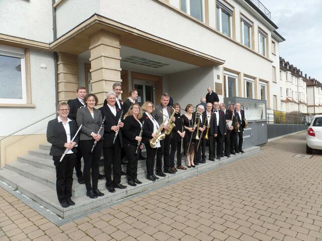 Das gesamte Neckarsulmer Salonorchester vor dem St. Paulus Gemeindehaus in Neckarsulm.
