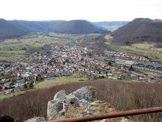 Blick vom Kahlenstein über Bad Überkingen hinein ins Autal.