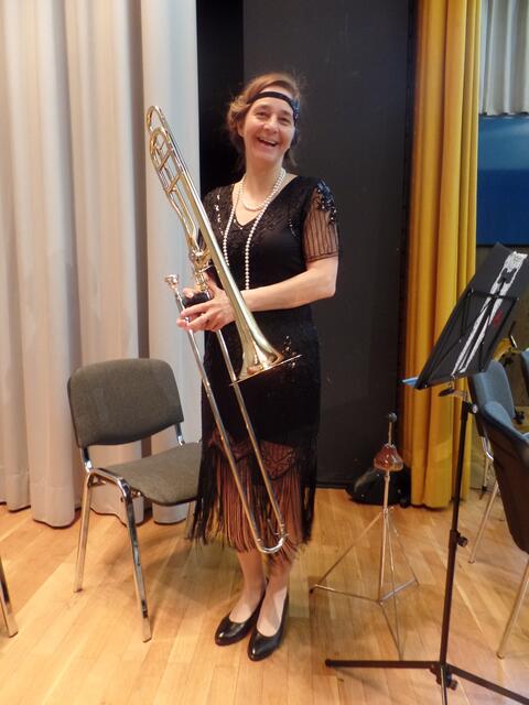 Yvonne Diebel freut sich über ihr gelungenes 20er Jahre Outfit, passend zur Musik des Neckarsulmer Salonorchesters.