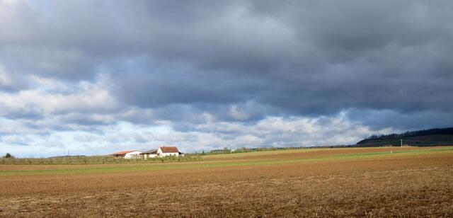 Wanderer in der Sonne und bedrohliche dunkle Wolken, aber kein Regen