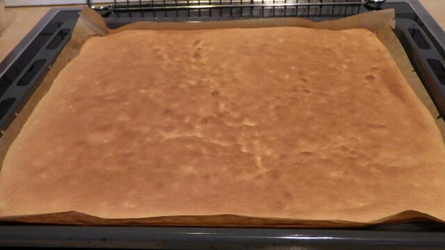 Den Biskuit bei 220 °C Ober-/Unterhitze auf der mittleren Schiene ca. 8 - 10 Minuten backen. (Ich backe ihn nicht länger als 8 Minuten!) Dabei im Auge behalten. Jeder Herd backt anders - der Teig sollte nicht zu dunkel werden, da er sonst beim Aufrollen bricht. Lieber etwas kürzer backen. Die Teigplatte sollte noch weich sein.
