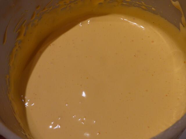 Ich schlage das Eigelb 5 - 8 Minuten mit dem Handrührgerät - so wird es richtig schön schaumig und hat fast die Konsistenz einer Creme. Danach den Eischnee darauf häufen, Mehl und Stärkemehl darüber sieben und alles vorsichtig unterrühren, sodass keine "Mehlnester" bleiben. Den Teig am Schüsselboden nicht vergessen.