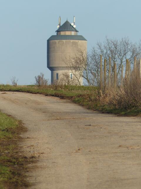 Der Neuensteiner Wasserturm taucht von Westen her auf.