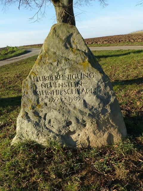 Gedenkstein an die Flurbereinigung 1989 bei den drei Linden Höhe Bernhardtsmühle.