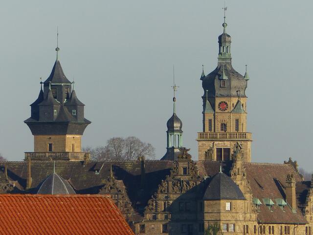 Neuensteiner Ansicht von Westen auf Schloss und Stadtkirche.
