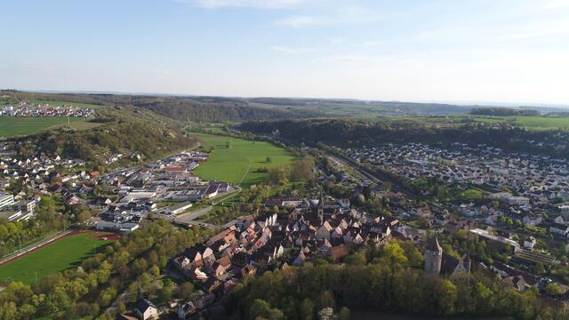 Blick über die Altstadt das Jagsttal abwärts gen Süden - Am Horizont die Kraftwerkstürme von Heilbronn