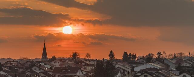 Sonnenuntergang hinter Massenbachhausen mit seiner St. Kilianskirche