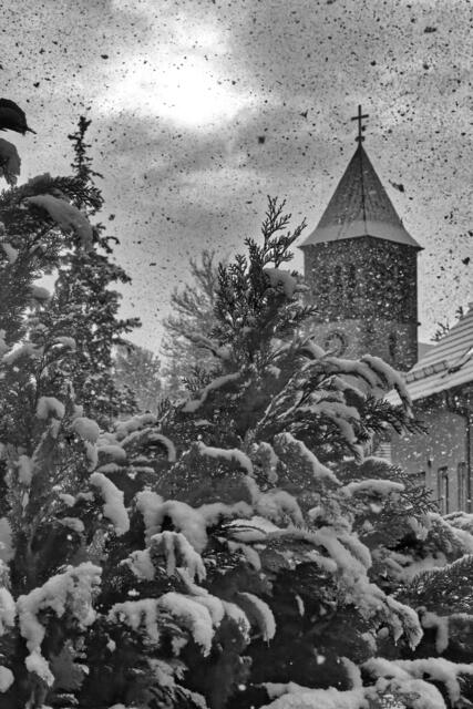 Turm der Mathäuskirche in Sontheim im ersten Schnee