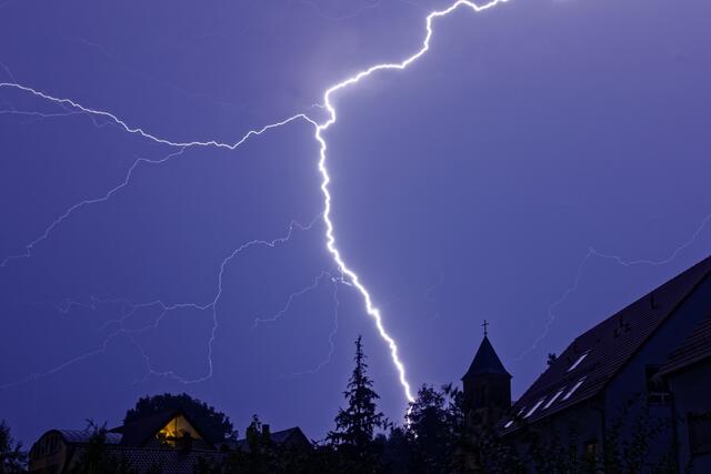 Blitz über der Matthäuskirche in Sontheim