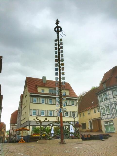 Oberer Marktplatz mit dem Vereinsbaum