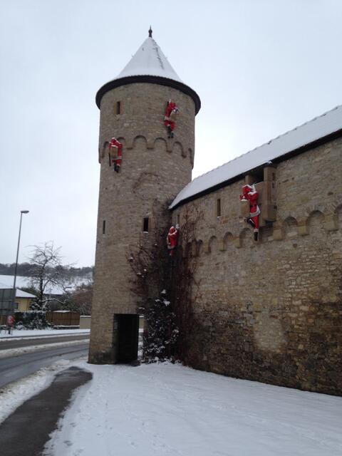 Nikoläuse stürmen die Stadtmauer