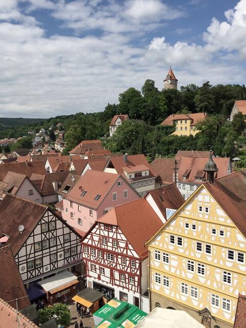 Blick vom Kirchturm gen Schlossberg - Buntes Stadtfesttreiben auf dem Unteren Marktplatz