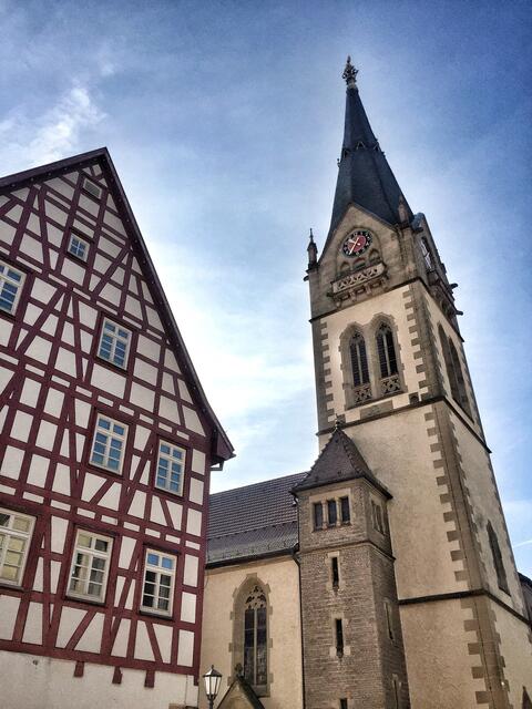 Ev. Stadtkirche und ehem. Diakonatsgebäude am "Unteren Marktplatz"