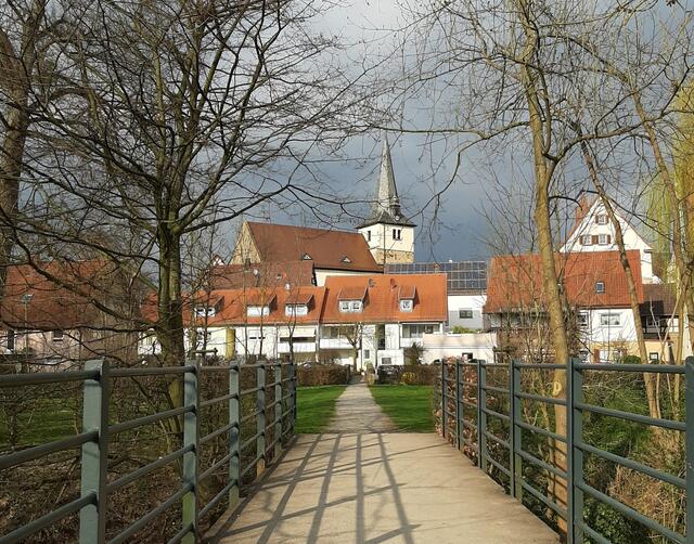 Blick von der Mühlwiese zur Brettacher Kirche