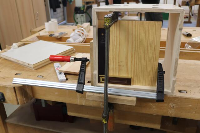 Die Hocker aus einem Holzwerkstoff entstehen in der Werkstatt der Schreiner.