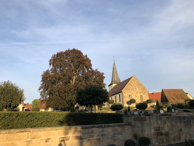 Nachmittagssonne am Friedhof